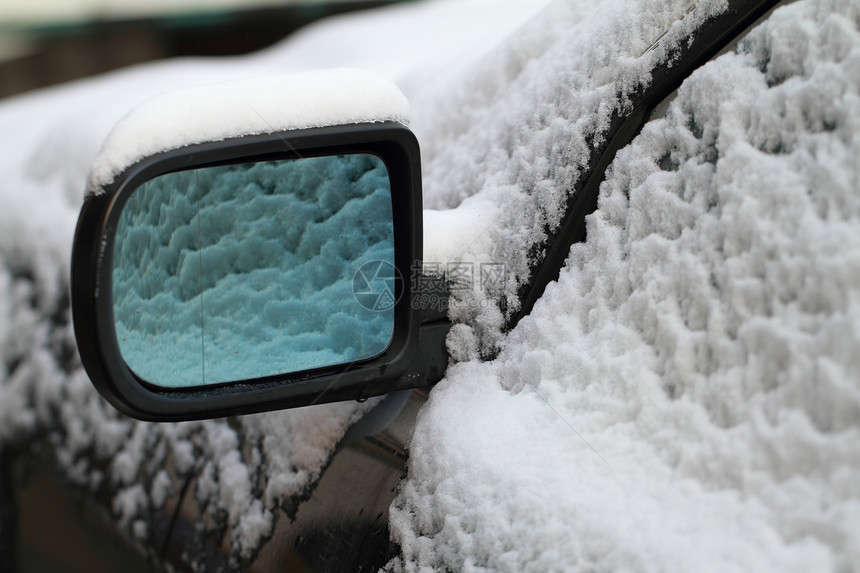 镜子里的雪车暴风雪运动后视镜气候旅行乡村痕迹运输危险图片