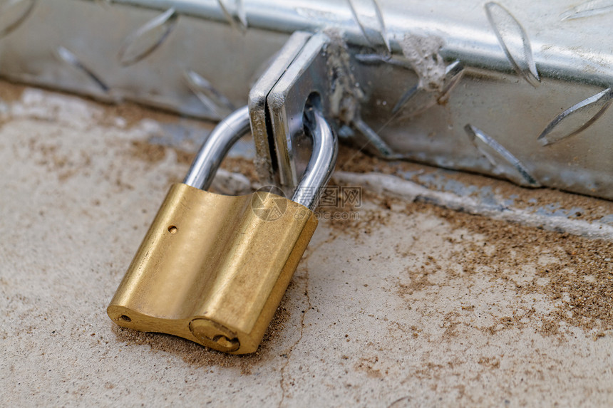 铁门上的锁链挂锁力量金属合金警卫古董入口安全黄色钥匙图片