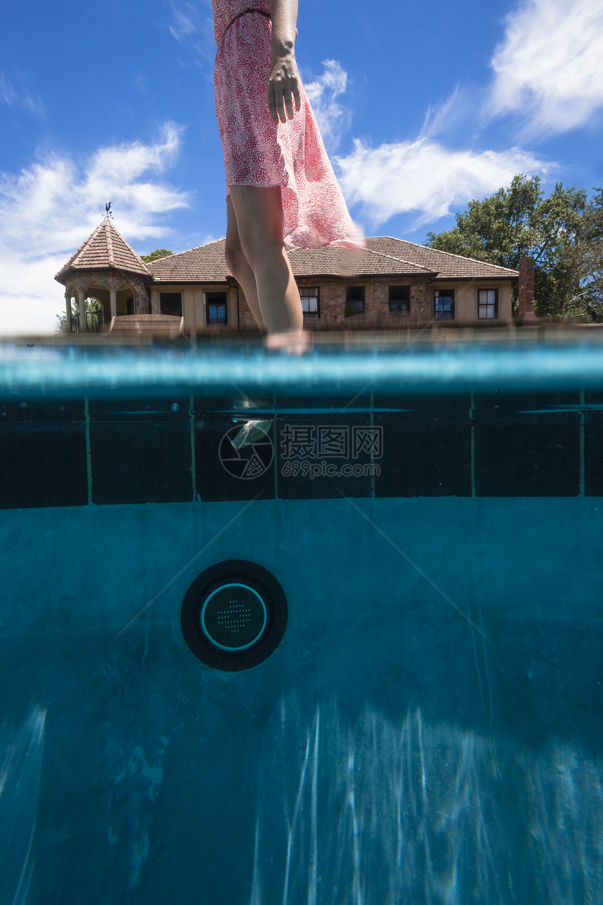 女孩测试池水游泳裙子青年照片蓝色天空水池女士图片