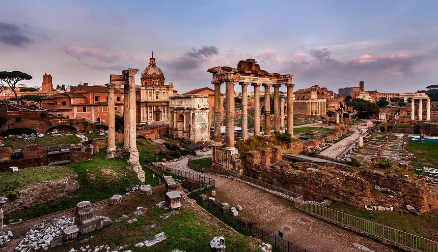 意大利罗马Sunset的罗马论坛(Foro Romano)全景图片