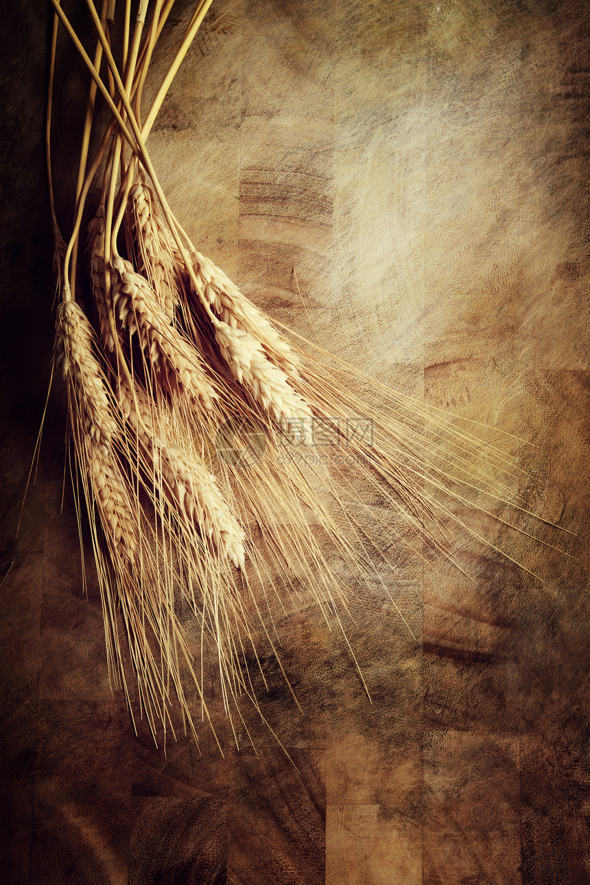 小麦耳农业收成粮食面粉植物宏观桌子稻草耳朵面包图片