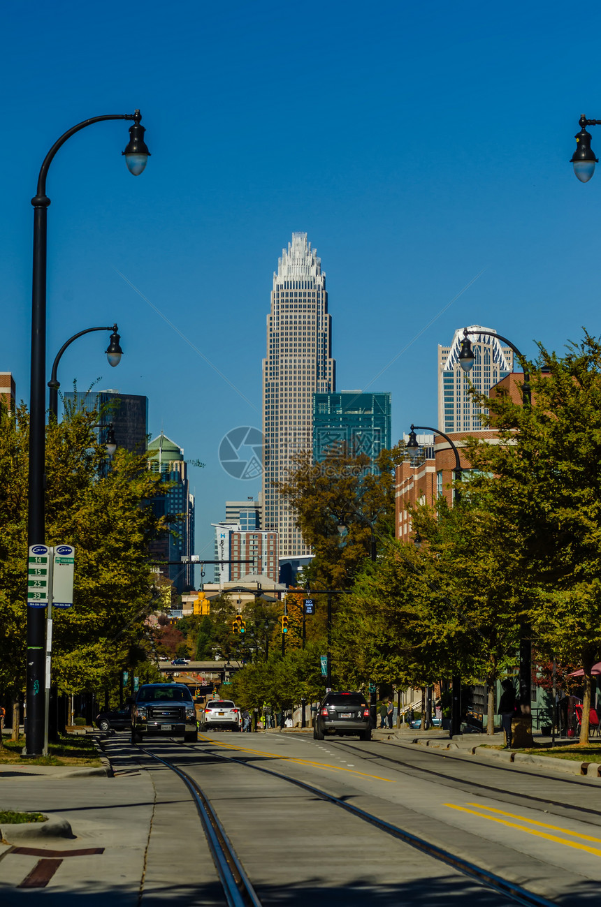 Charlotte 城市天线秋季季节山猫树木建筑物街道季节性铁路天际市中心植物邮政图片