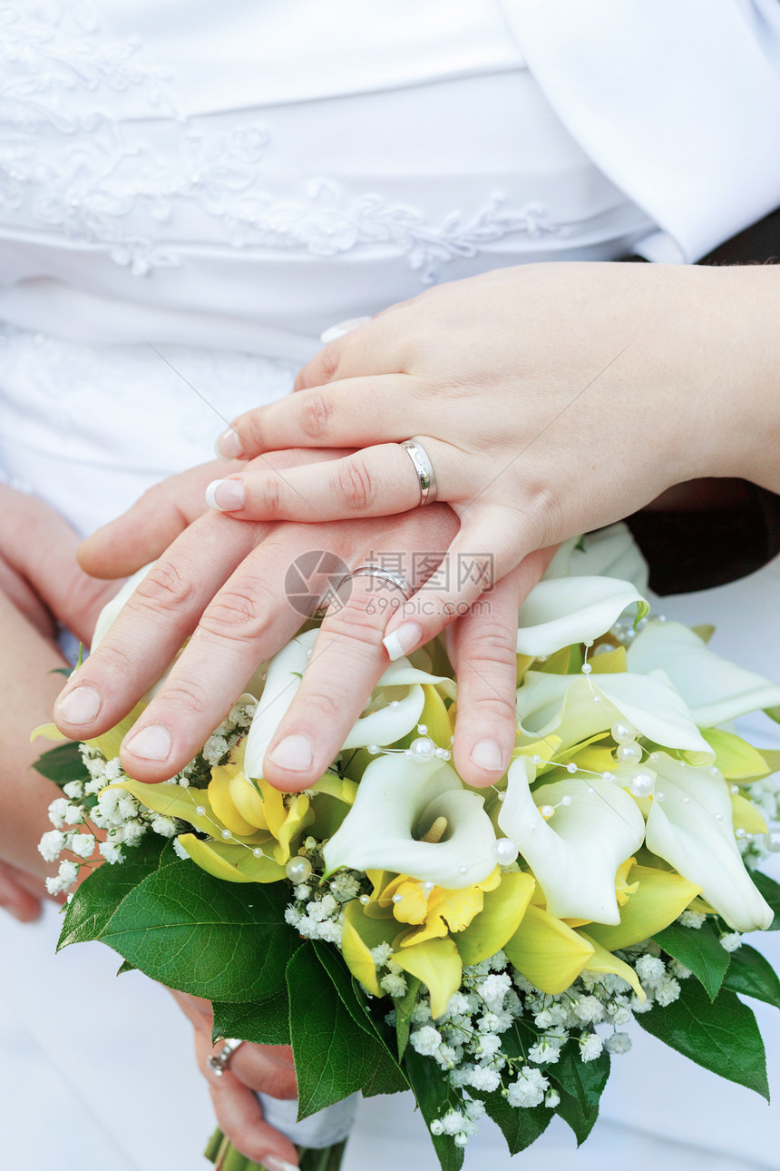 新娘和新郎手与结婚戒指美甲手指治疗庆典花束夫妻指甲着装丈夫女士图片