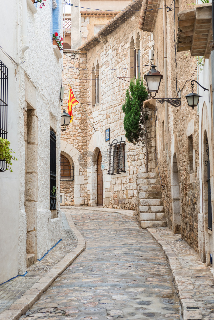 西班牙Sitges老城的中世纪街地点人行道窗户灯笼旅行家园石头图片