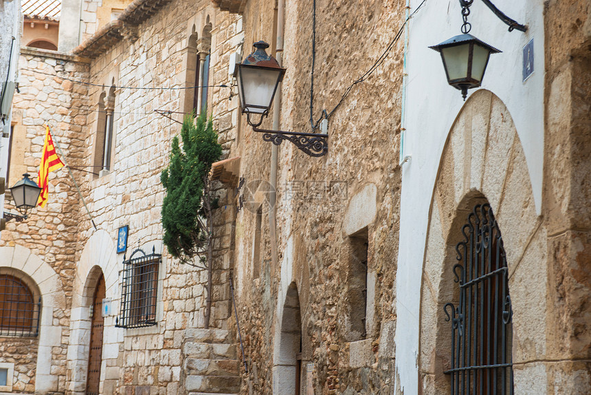 西班牙Sitges老城的中世纪街石头窗户人行道灯笼旅行地点家园图片