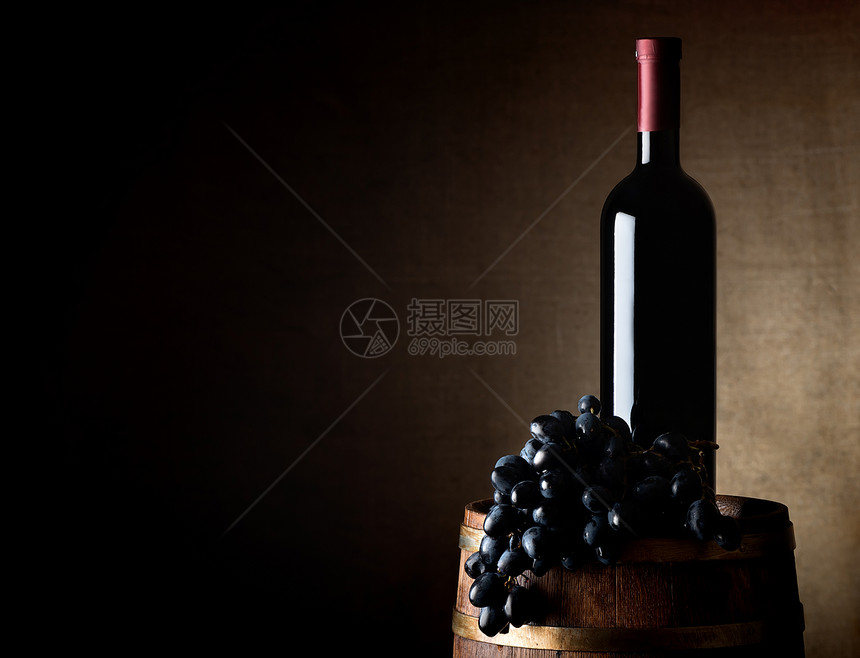 酒和葡萄在桶子上图片