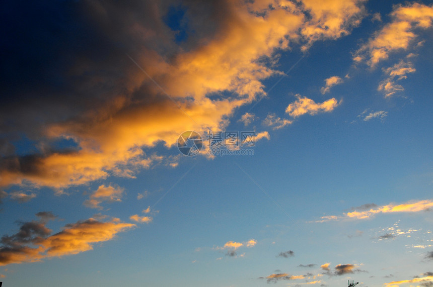 日落时的彩云海滩红色蓝色宗教日出晚霞天空精神多云黄色图片