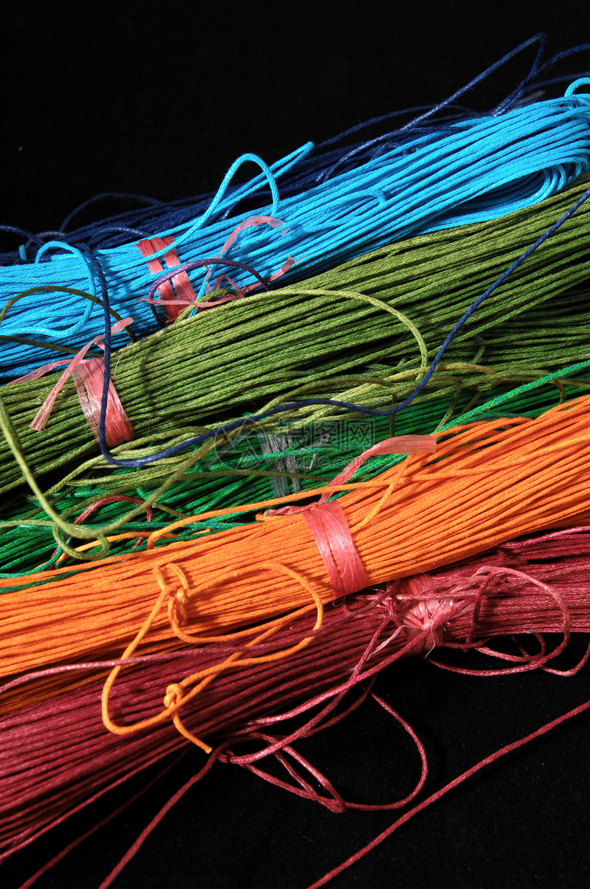 双线卷针织螺旋材料细绳纤维棉布电缆金属管子白色图片