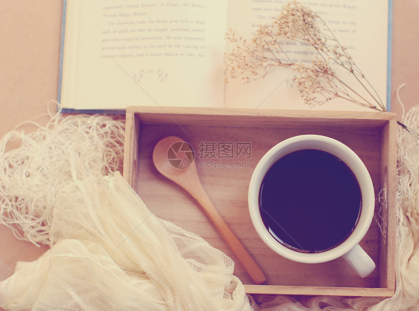 黑咖啡和勺子放在木盘上 配有书籍 复式过滤器ef图片