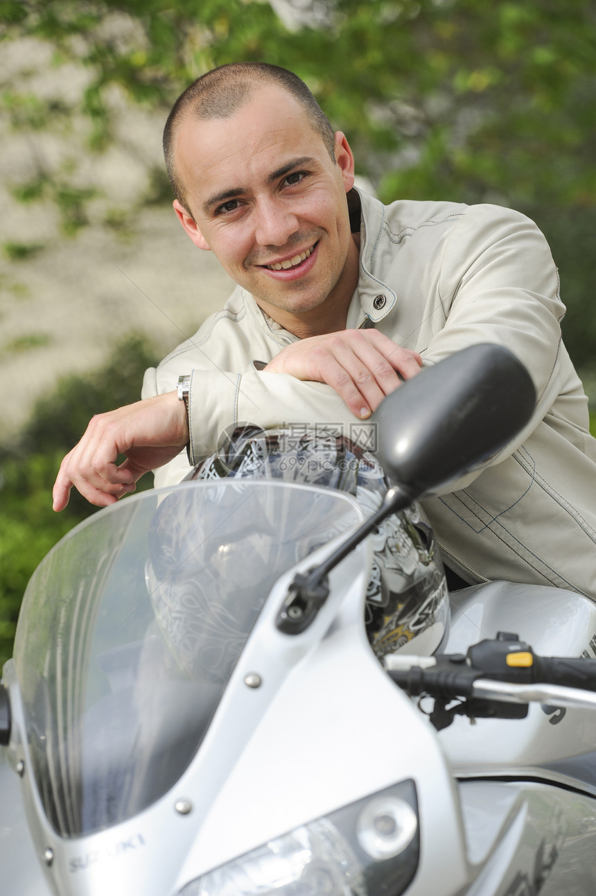 骑摩托车的年轻人风险笑声学校驾驶热情日落镜子把手乐趣白色图片