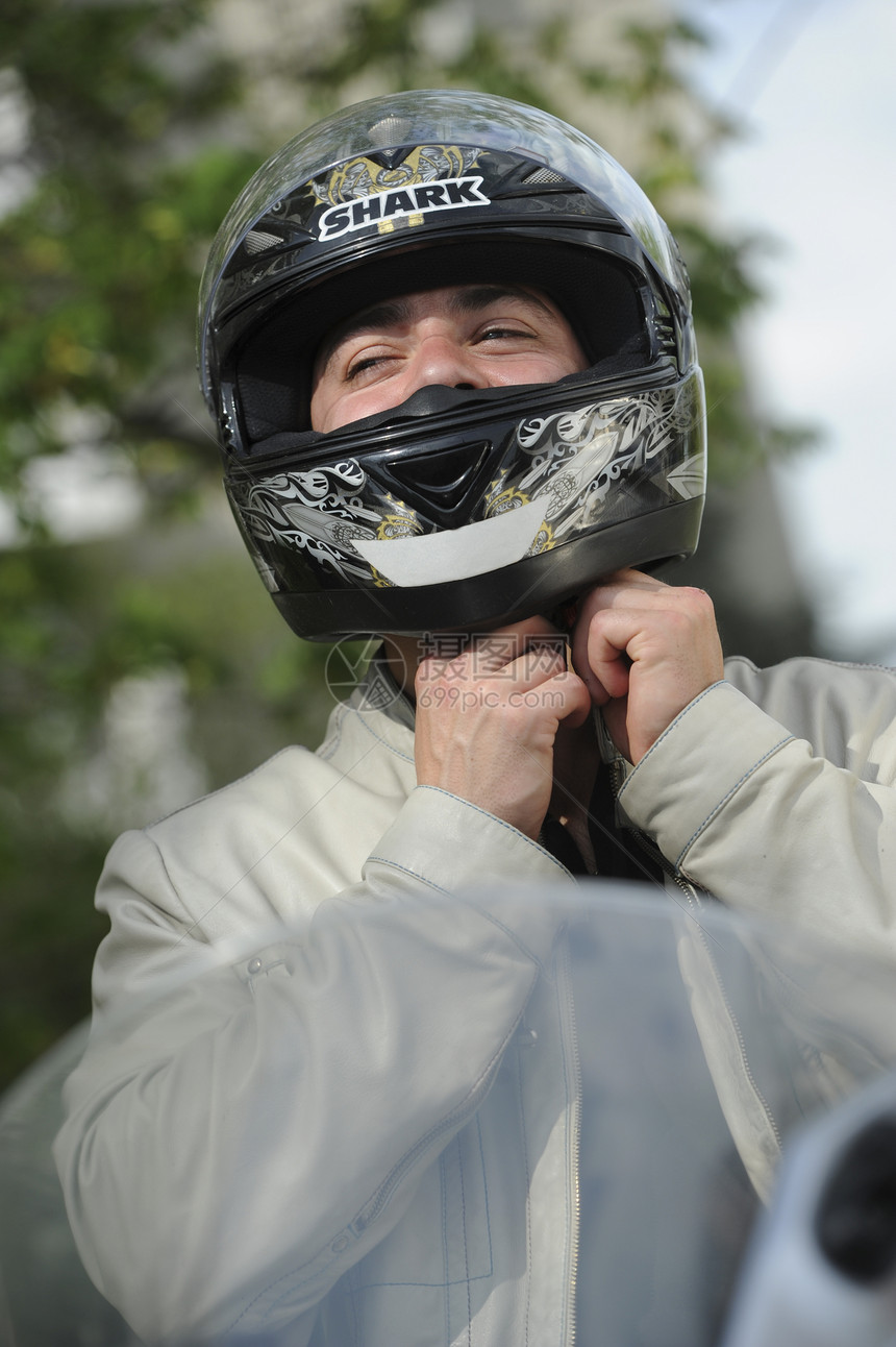 带摩托车戴头盔的年轻人男性太阳乐趣热情日落把手活动驾驶机器男人图片