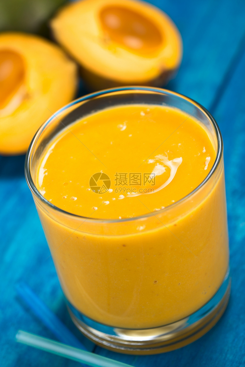 卢库马奶昔玻璃水果奶制品饮料食物牛奶黄色蓝色营养果汁图片