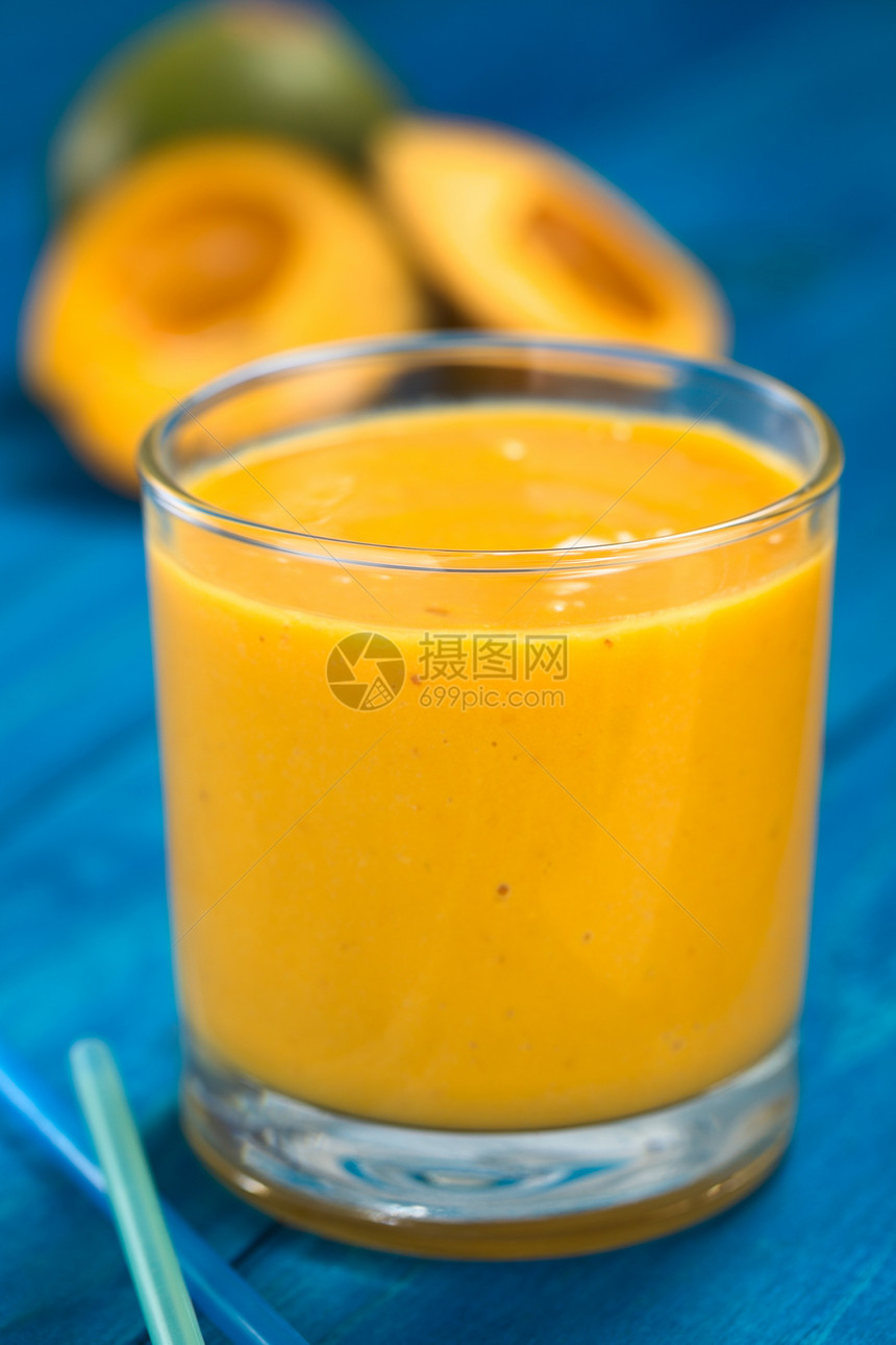 卢库马奶昔饮料营养果汁牛奶水果奶制品黄色蓝色食物玻璃图片