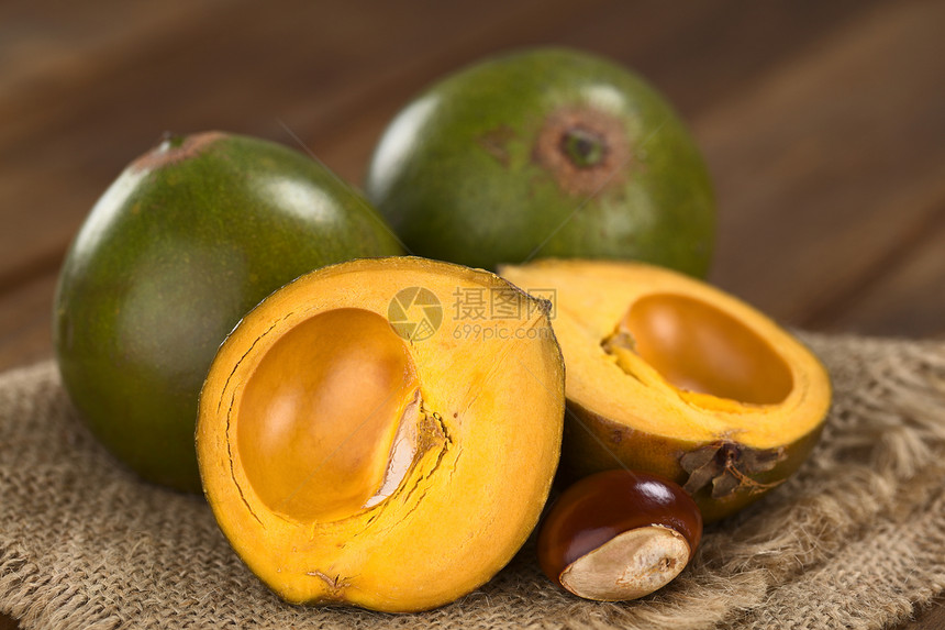秘鲁水果叫Lucuma亚热带橙子种子黄色食物营养水平图片