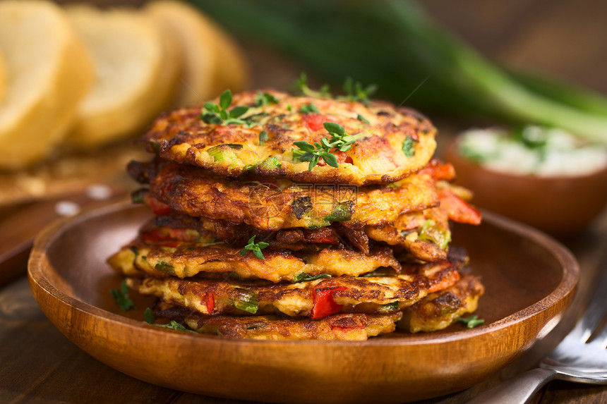 Zucchini和贝尔胡椒粉油炸小吃百里香圆形蔬菜食物辣椒胡椒水平磨碎图片