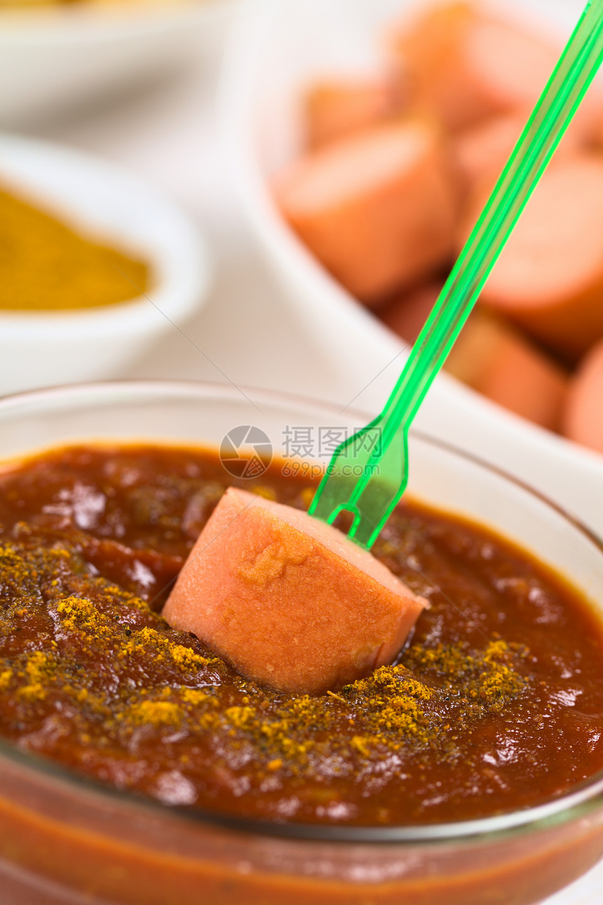 配咖喱番茄酱汁的炸鸡香肠油炸小吃粉末食物猪肉图片