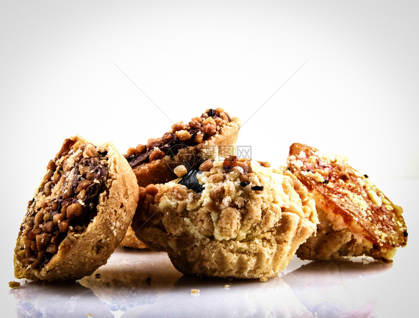 白背景下孤立的松饼芯片食物营养杯子糕点面包早餐甜点蛋糕烹饪图片