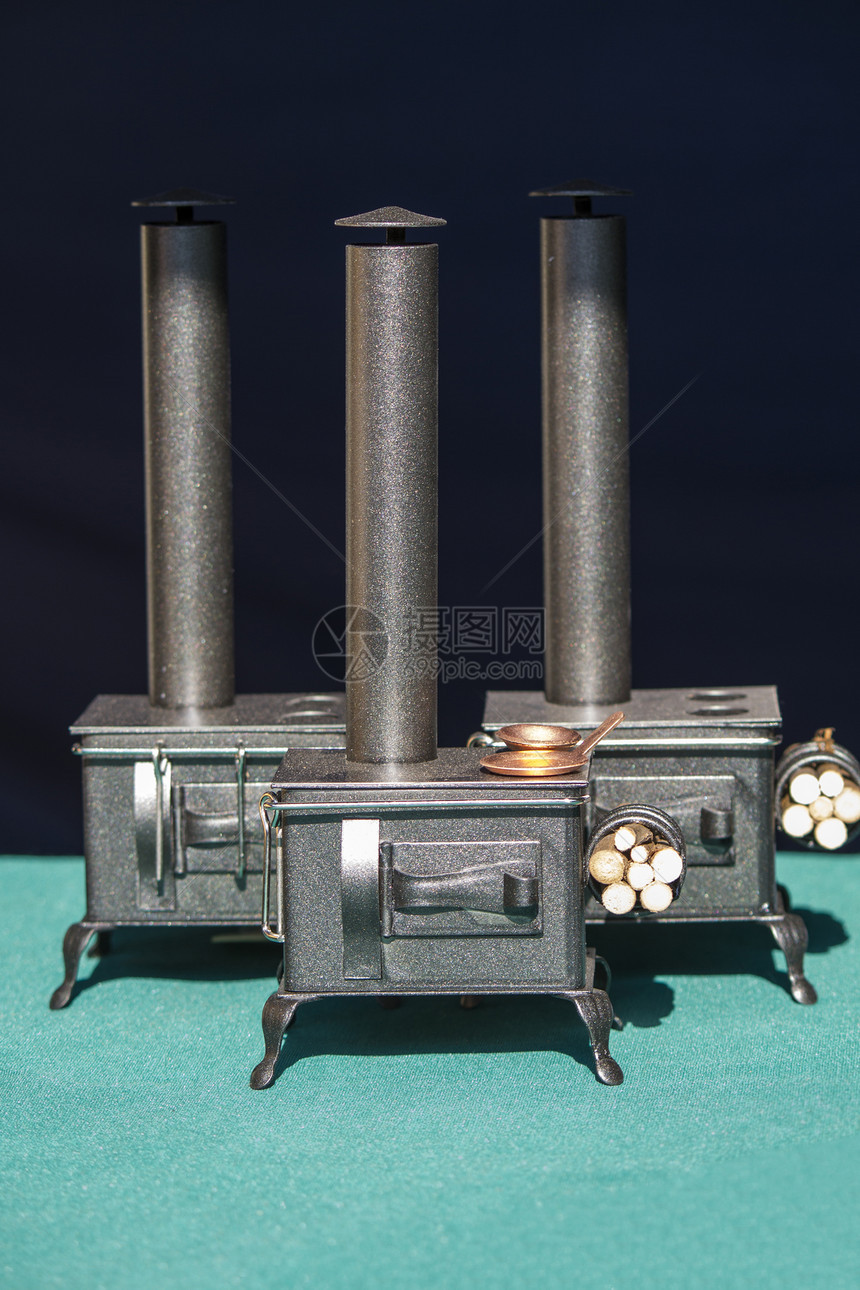 典型家用炉炉灶铁炉木头日志烤箱活力管道尘土古董壁炉家庭图片