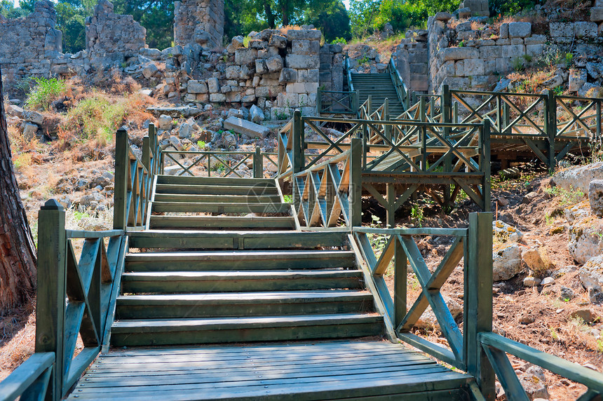 通往土耳其齐亚利斯废墟的楼梯图片
