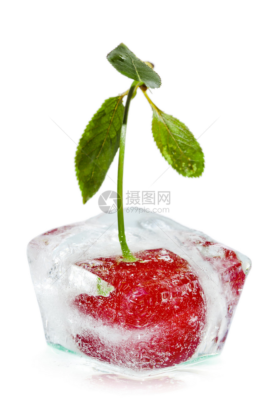 里面有透明的冰和冻樱桃图片