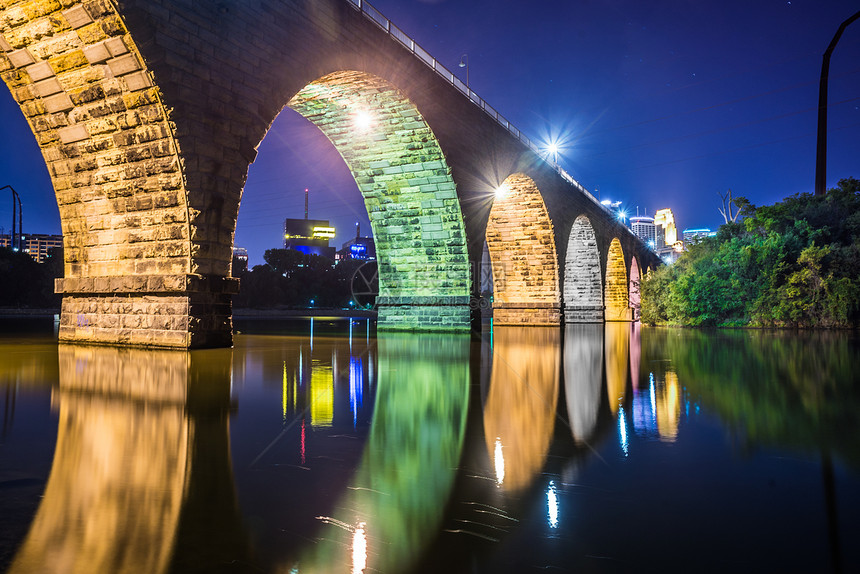 石桥夜幕反射蓝色路灯地方镜子天空建筑学城市石头城市生活图片