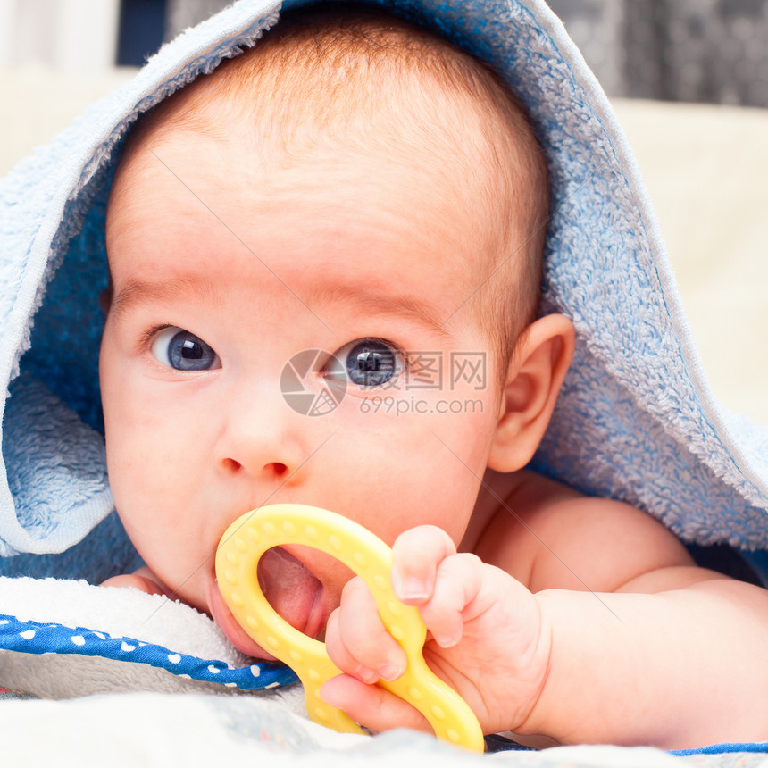 有牙齿玩具的婴儿婴儿期毯子门牙出牙期游戏蓝色孩子塑料童年戒指图片