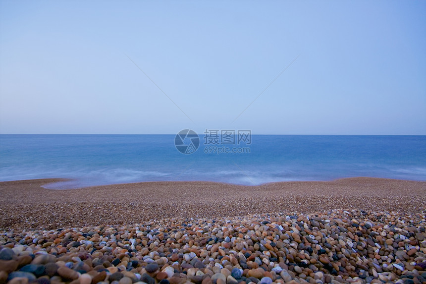 孔滩海滩海洋蓝色假期石头鹅卵石蓝天图片