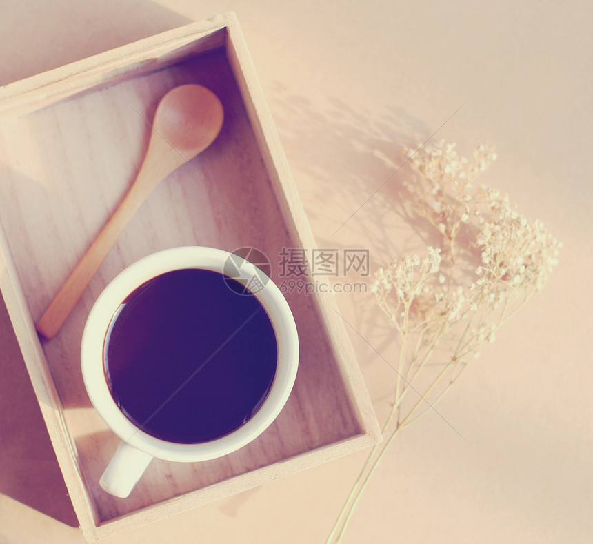 黑咖啡和木托盘上勺子的黑咖啡 带干鲜花 f织物早餐羊毛情绪咖啡托盘杯子饮料图片