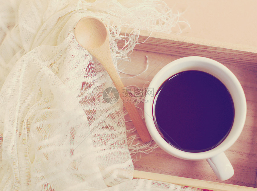 丝绸围巾 黑咖啡和勺子放在木托盘上 倒过来图片