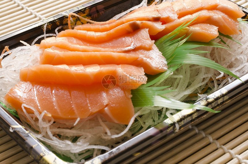 寿司的鲑鱼食物熏制海鲜鱼片荒野盘子点心海洋木板草药图片