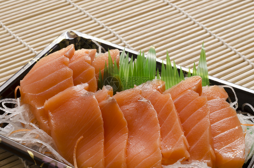 寿司的鲑鱼海鲜食物迷迭香牛扒木板草药美食海洋鱼片熏制图片