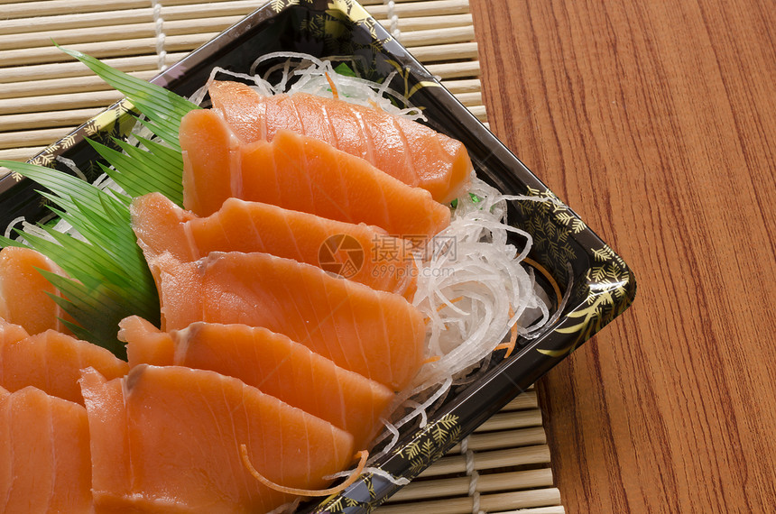 寿司的鲑鱼荒野牛扒食物盘子迷迭香美味木板熏制海鲜市场图片