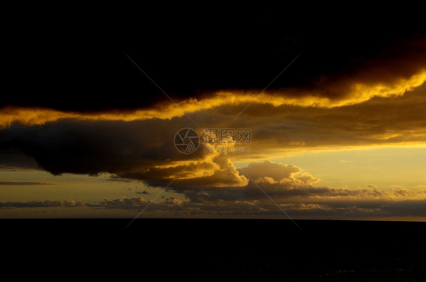 日落时的彩云阳光宗教晚霞天空太阳风暴精神海洋大云气氛图片