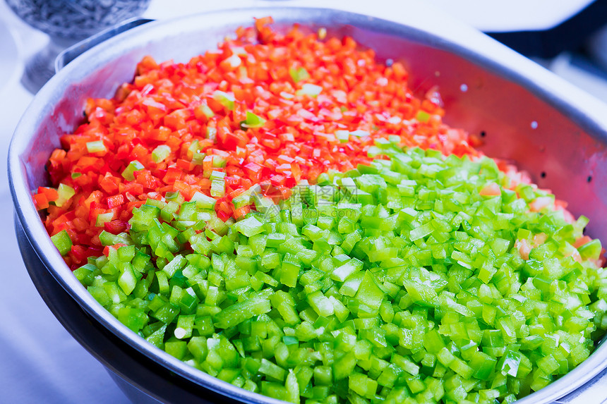 绿色和红铃辣椒清洁洗成印格瑞迪烹饪图片