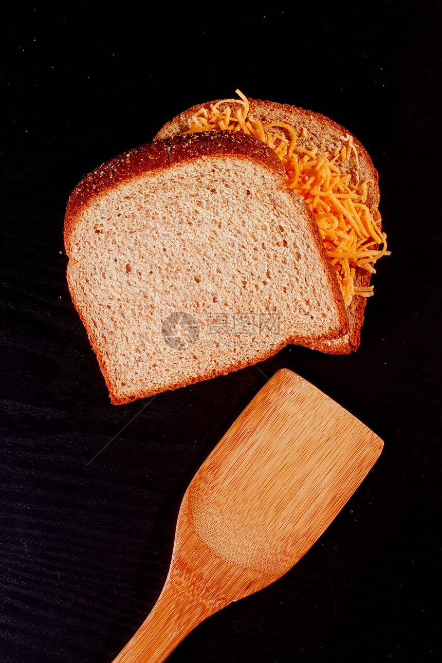 三明治和碎奶酪黄色饮食黑色磨碎木头产品勺子散货大部分营养图片