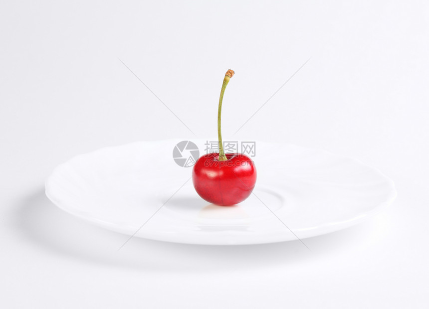红樱桃在盘子上图片