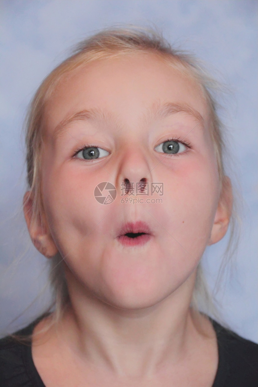 蓝眼女孩的肖像孩子金发惊喜童年头发白色蓝色眼睛图片