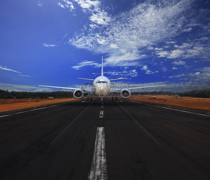 在机场跑道上运行的客机 蓝天美丽 白云用于运输和旅行背景图片