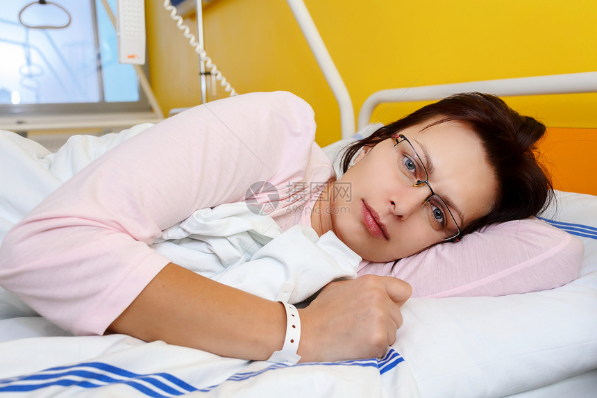 躺在医院中的中年悲伤的中年妇女保健成人收容所女性房间疾病中年人思维玻璃杯肺炎图片
