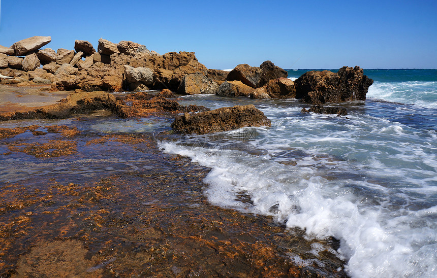 暴风海沿岸的巨石运动支撑天气速度旅行岩石海岸阳光荒野海滩图片