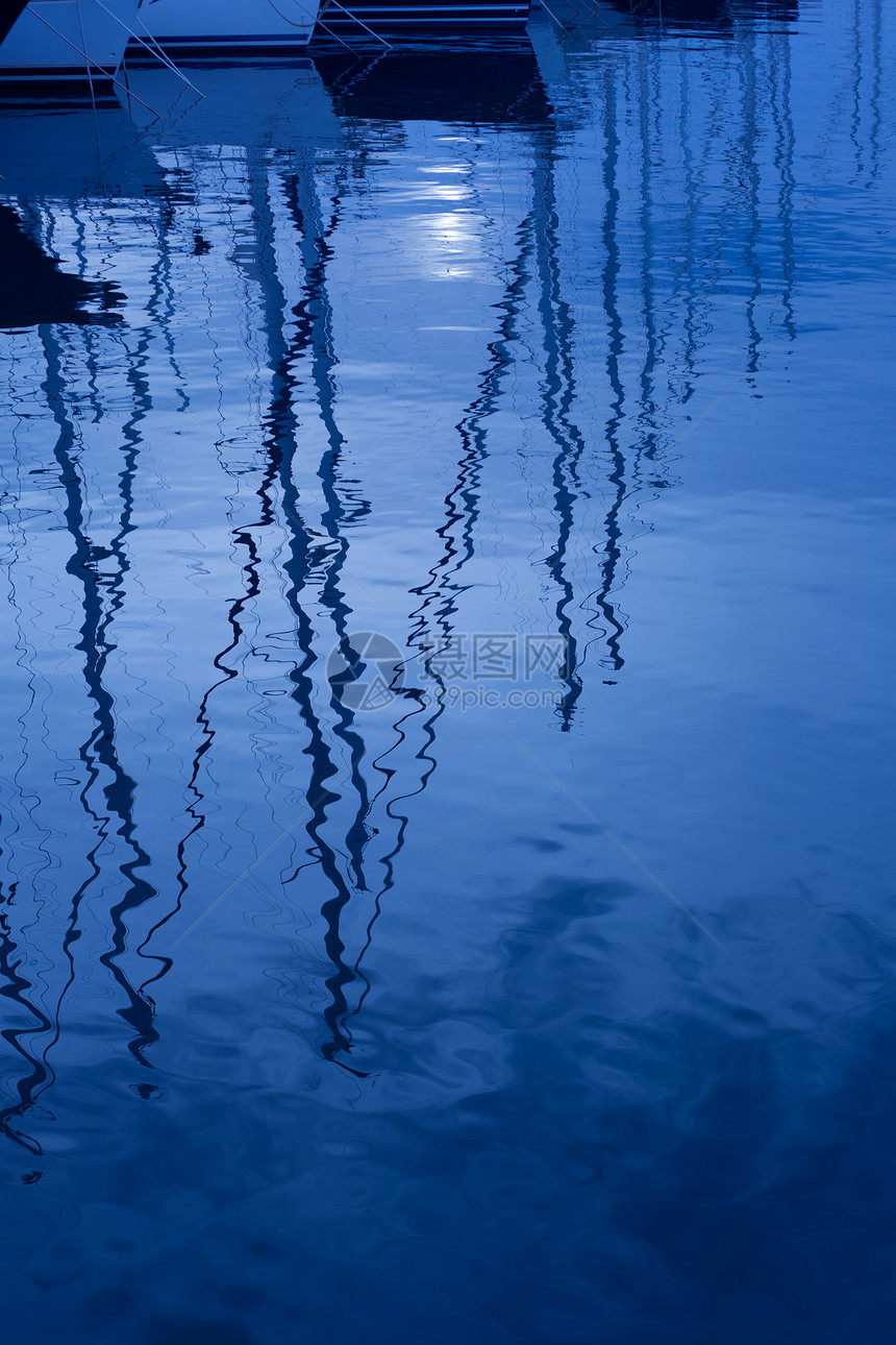 帆船的蓝水反射波浪中游艇杆天空海岸码头蓝色假期港口旅游旅行太阳日落图片