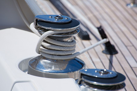 无线电帆柱游艇绞盘和绳索细节码头甲板领带细绳编织运输海军港口帆船绞车背景