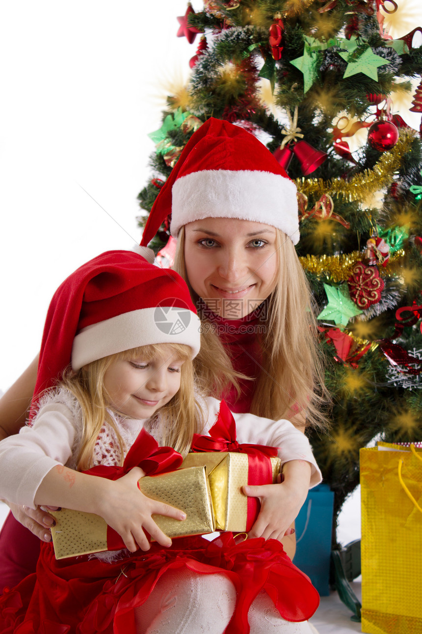 母亲和小女儿 圣诞树下有礼物的女婴图片