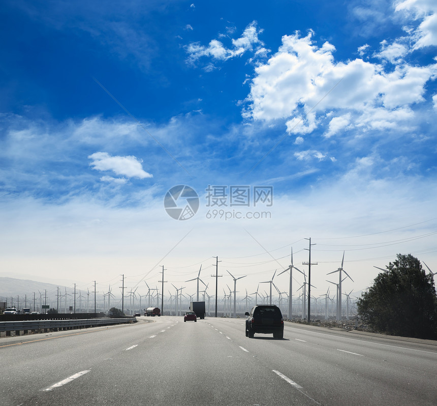 加利福尼亚公路 配有电动风力车天空水泥路线旅行交通国家货车汽车活力线条图片