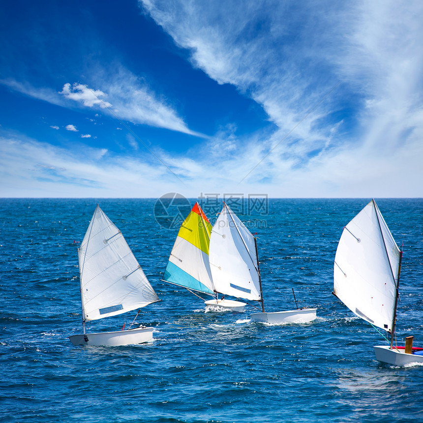乐观主义者学会在德尼亚地中海航行的乐观主义者娱乐蓝色童年游艇人员水手帆船海洋海浪训练图片