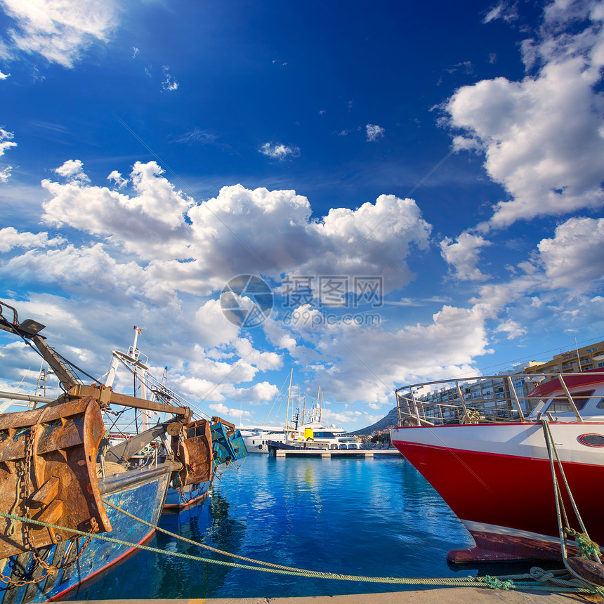 西班牙有蓝色夏季天空的德尼亚阿利坎特港海滩血管阳光假期支撑社区海岸码头场景港口图片