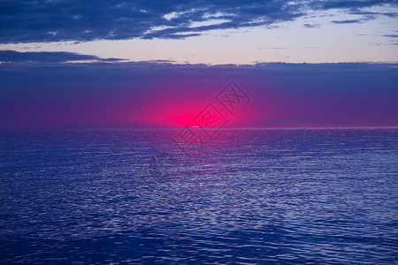 紫色水地中海海日落日升云景气候阳光蓝色戏剧性天堂风景场景海洋反射背景
