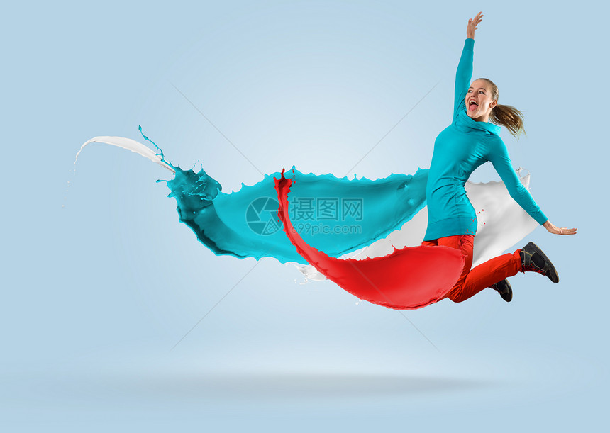 年轻女舞女舞蹈者随涂料喷洒跳跃蓝色女性活力青少年成人霹雳舞冒充舞蹈家牛仔裤艺术家图片