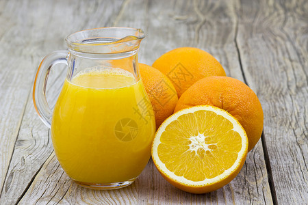 橙汁和新鲜水果水壶调味甜点橙子早餐饮食饮料食物玻璃黄色背景图片