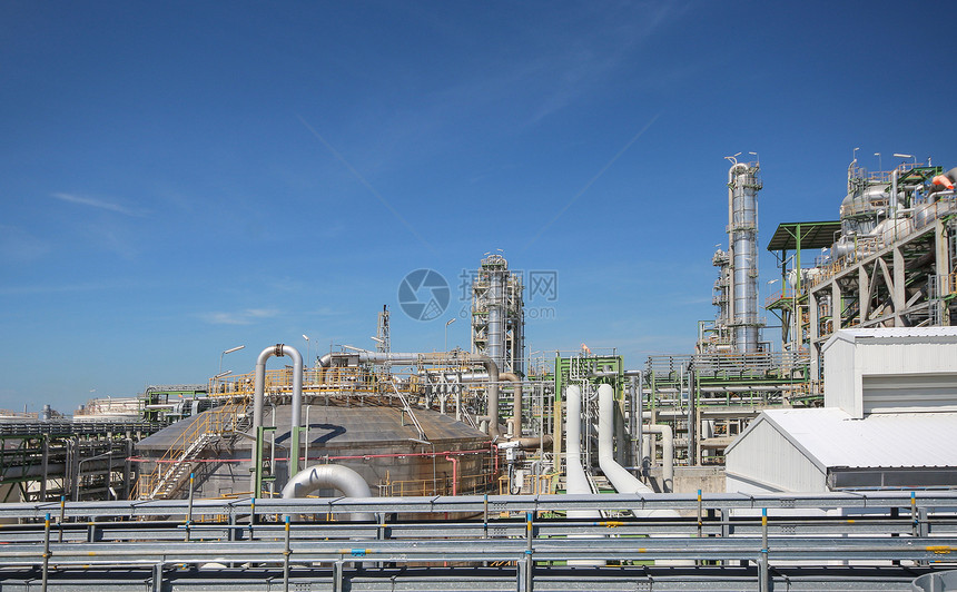 蓝色天空的石油和化工厂气体力量环境工厂工业管道化学品管子技术金属图片